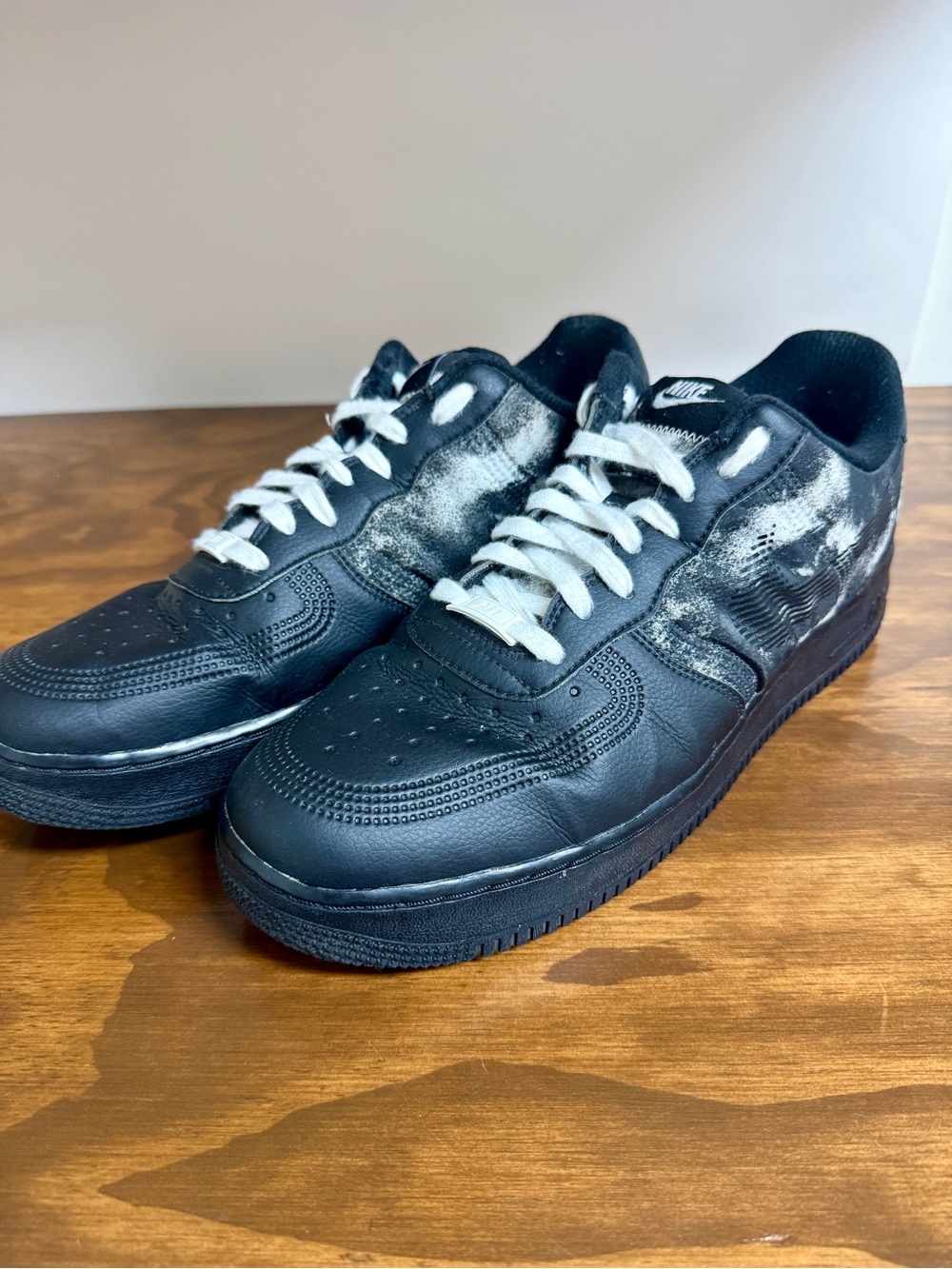 Nike Air Force 1 Men’s Black White Low Top Sneakers, Distressed